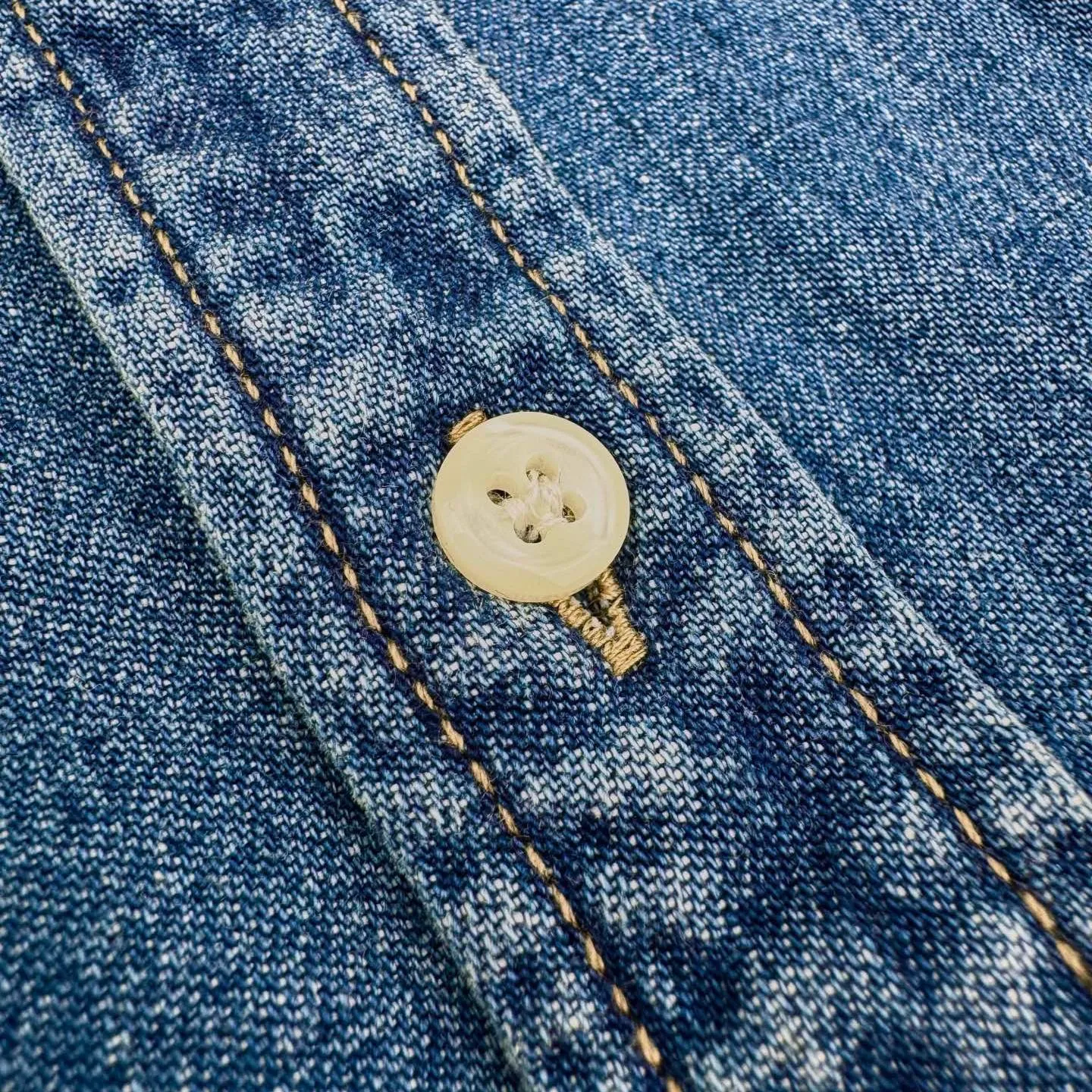 🅿️460 Ralph Lauren colorful pony embroidered denim shirt. The original product was purchased for 1,790 and developed. The fabric is made of custom-made thick-weave twill ring yarn denim. Soft and silky, comfortable and close to the skin. Mist indigo. A denim poem dyed with time. The exquisite colorful pony logo on the left chest jumps into indigo. It is highly recognizable. It has an atmosphere of freedom and vitality. Pure and agile color symphony. Deconstructed poetics of peak collar and placket. Create a lazy French atmosphere, even walking with a designed sense of calmness, using imported machine embroidery technology, using advanced computer control systems and precision mechanical components to realize colorful pony embroidery operations with high precision, smooth and delicate lines, using multiple horse + sand scrubbing and using high-pressure spray guns to rub specific parts to achieve a local gradient effect, and then use frosting technology to create a unique texture pattern. The workmanship is extremely complex and time-consuming, using the washing and frying process. It is preferred to choose a special desizing agent, and then the fabric is soaked in it to be evenly sized. After desizing, it is finally rinsed. The workmanship is extremely complicated and the loss is high. Size:S-M-L-XL